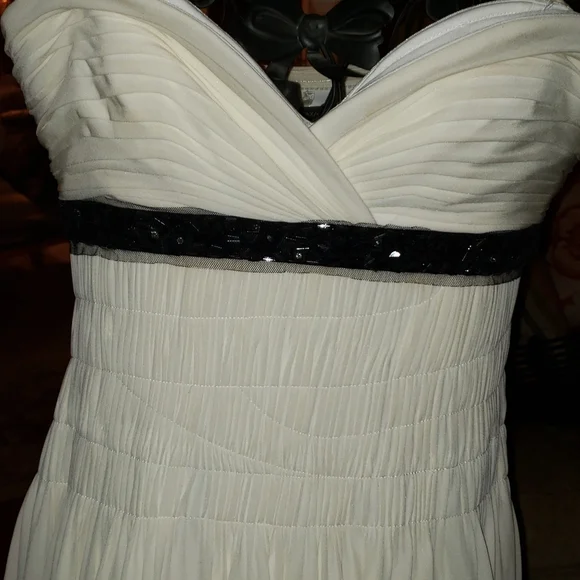 BCBG MAXAZRIA MINI STRAPLESS DRESS. - Picture 4 of 4